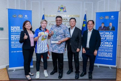 Ab Rauf meraikan Ee Wei (dua dari kiri) semasa kunjungan pemain itu ke Pejabat Ketua Menteri di Seri Negeri Ayer Keroh.