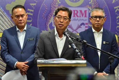 Azam Baki (tengah) ketika sidang akhbar mengenai kes Ismail Sabri di Ibu Pejabat SPRM di sini pada Selasa.