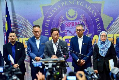 Azam Baki (tengah) ketika sidang akhbar di Ibu Pejabat SPRM di sini pada Selasa.