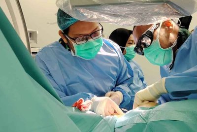 Pasukan kardiologi HoSZA diketuai Pakar Perunding Kardiologi (Pakar Pelawat) Hospital Sultanah Nur Zahirah (HSNZ), Dr Ahmad Wazi Ramli ketika menjalankan prosedur implan perentak jantung pertama di hospital berkenaan. Foto Facebook HoSZA