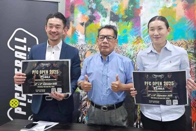 Vincenns (kiri) bersama Mohamad Kamil menunjukkan poster pertandingan Pickleball Fun Club (PFC) Terbuka 2025 yang akan bermula Sabtu ini.