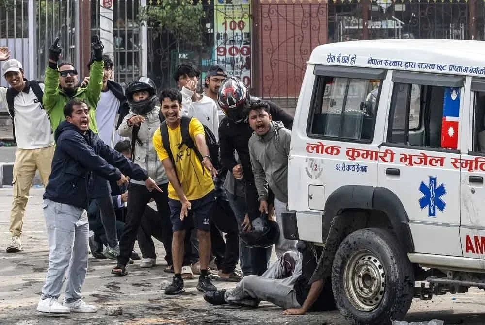 Keadaan tegang di luar bangunan Parlimen apabila penunjuk perasaan cedera dalam pertempuran dengan polis rusuhan. Foto AFP