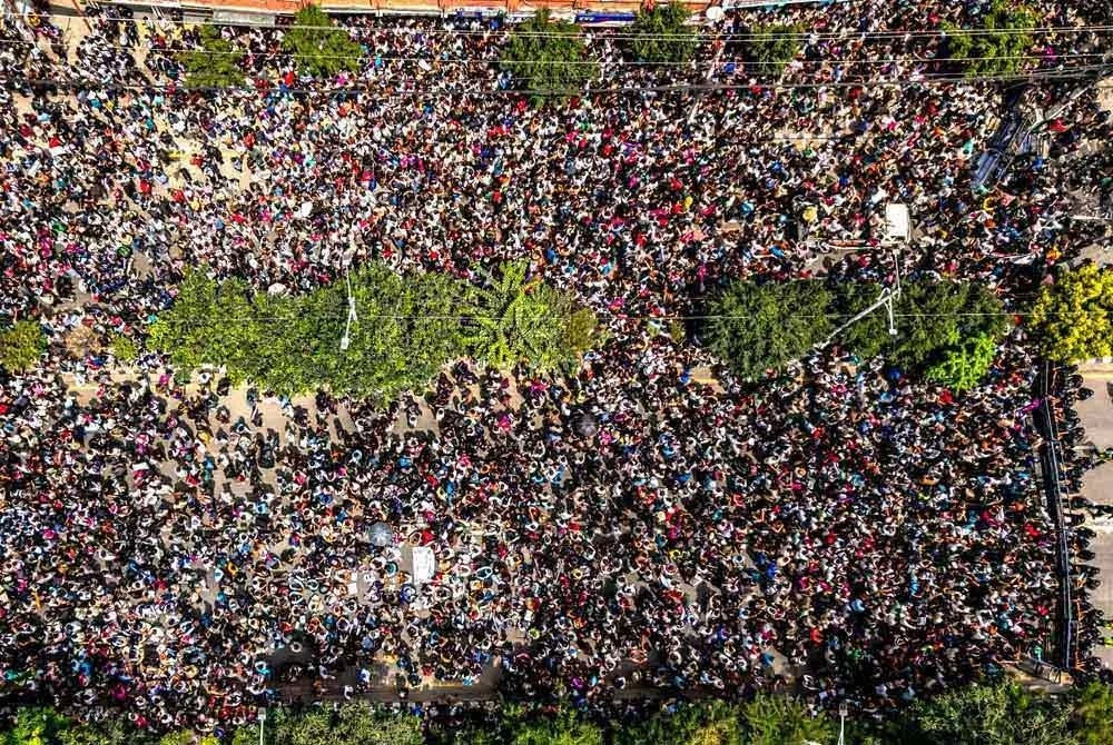 Suasana dari udara memperlihatkan ribuan penunjuk perasaan membanjiri kawasan Parlimen Nepal. Foto AFP