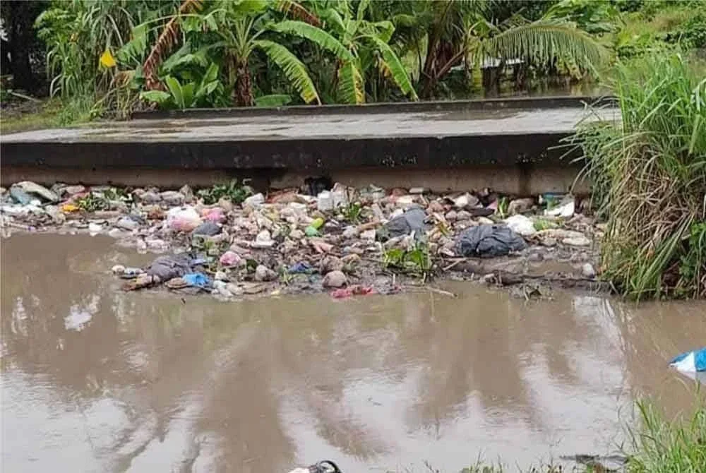 Kedudukan titi yang rendah memerangkap sampah dan menyebabkan aliran sungai tersekat merupakan antara punca banjir.