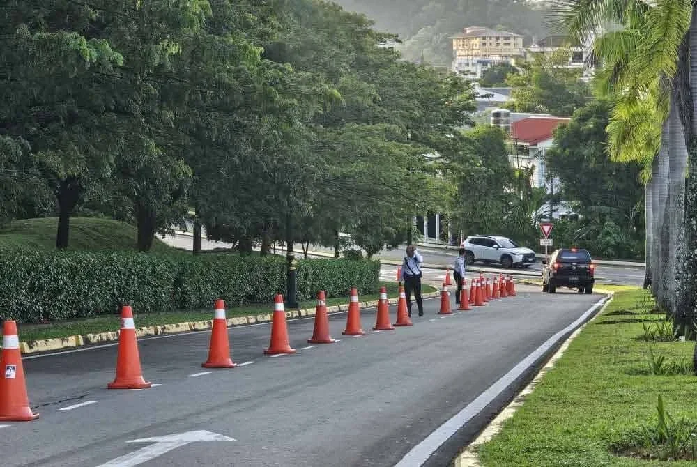 Pasukan polis trafik melakukan kawalan di laluan masuk Mahkamah Kota Kinabalu. Foto: Sinar Harian