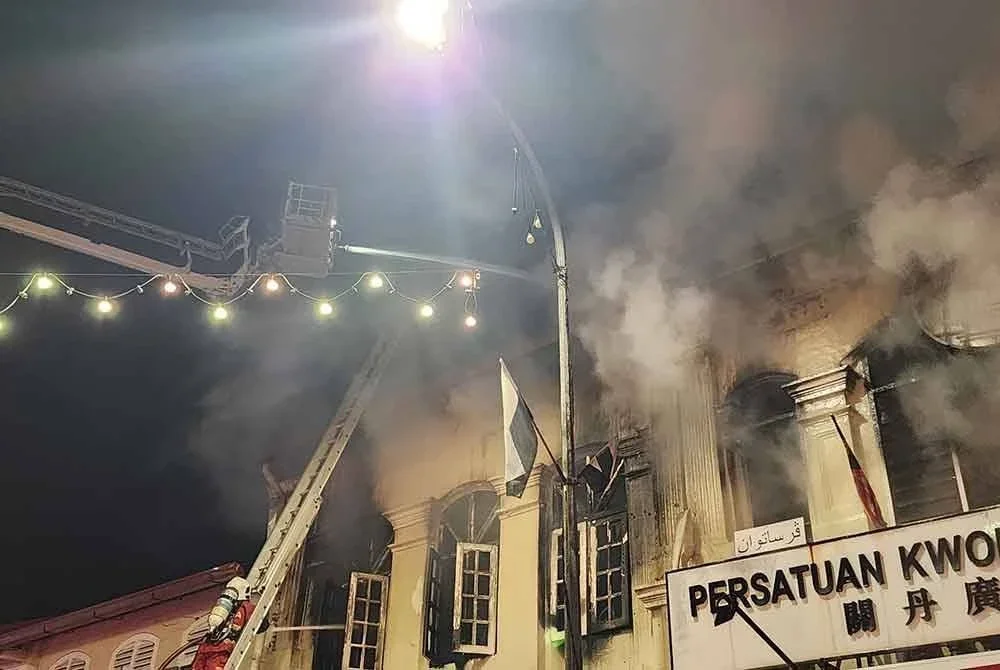 Kebakaran pada Selasa melibatkan tiga kedai di Jalan Mahkota, Kuantan menyebabkan salah sebuah hampir musnah sepenuhnya.