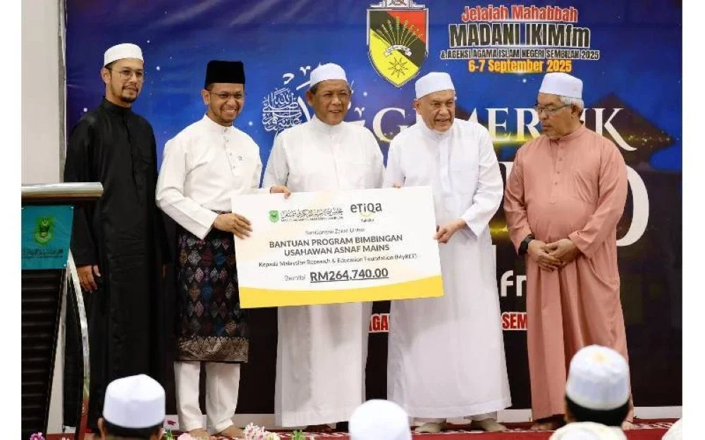 Etiqa Takaful menyampaikan sumbangan zakat kepada MAINS untuk bantuan program bimbingan usahawan asnaf MAINS dengan melantik Malaysia Research and Education Foundation (MyREF) sebagai perunding