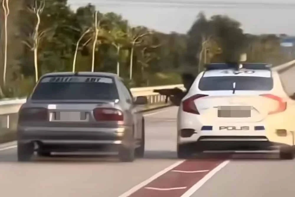 Tangkap layar video tular pada Selasa memaparkan adegan kejar-mengejar antara kereta polis dengan kenderaan dipandu suspek di Jalan Bandar Baru, Kuala Nerus.
