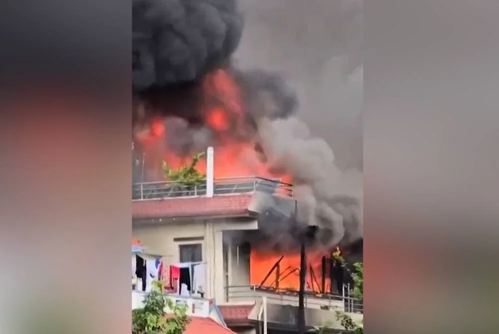 Asap kelihatan dari kebakaran di kediaman bekas Perdana Menteri Nepal, KP Sharma Oli, di Kathmandu, 9 September 2025. AFP