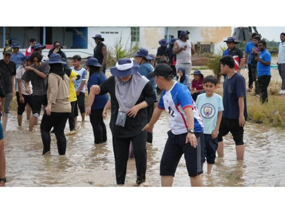 Para pelajar dan kakitangan UPTM mendapat pengalaman baharu dalam aktiviti mengagau ikan di sawah.