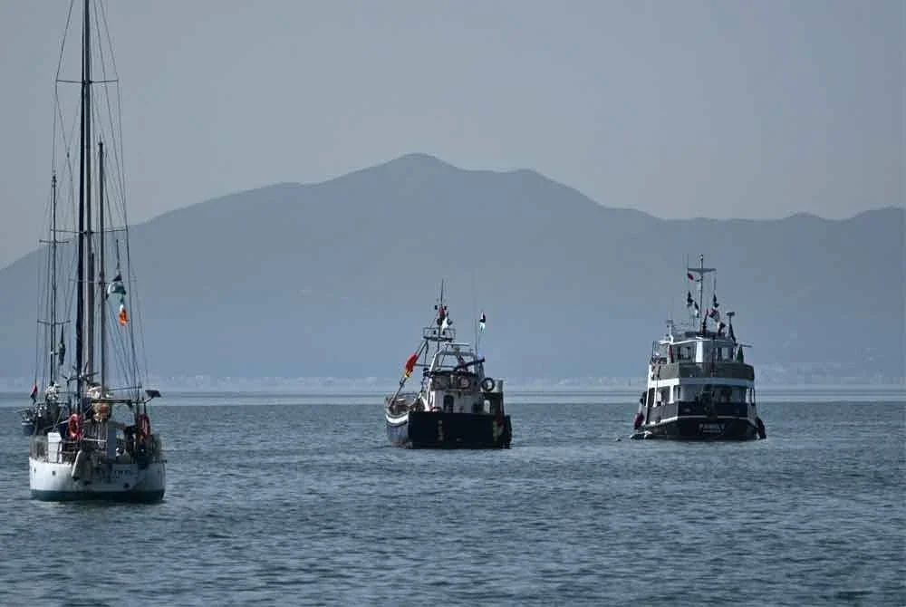Kapal Family Boat (kanan), sebahagian daripada Global Sumud Flotilla, berlabuh di Sidi Bou Said, Tunisia pada 9 September 2025 selepas didakwa terkena serangan dron. Foto AFP