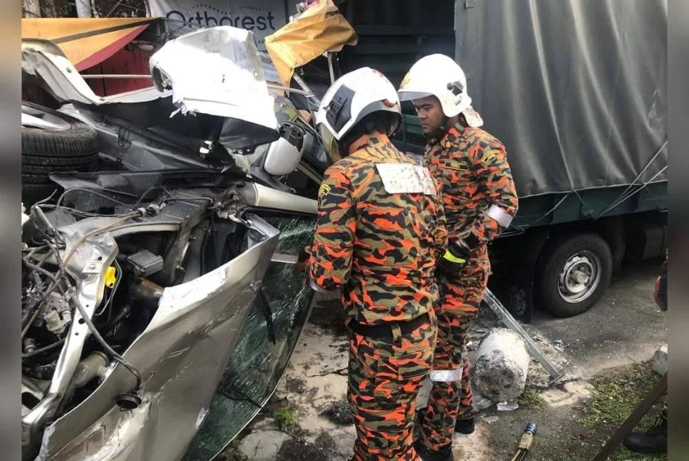 Anggota melakukan kerja penyelamatan menggunakan peralatan hidraulik sehingga mangsa berjaya dikeluarkan. Foto Bomba Perak