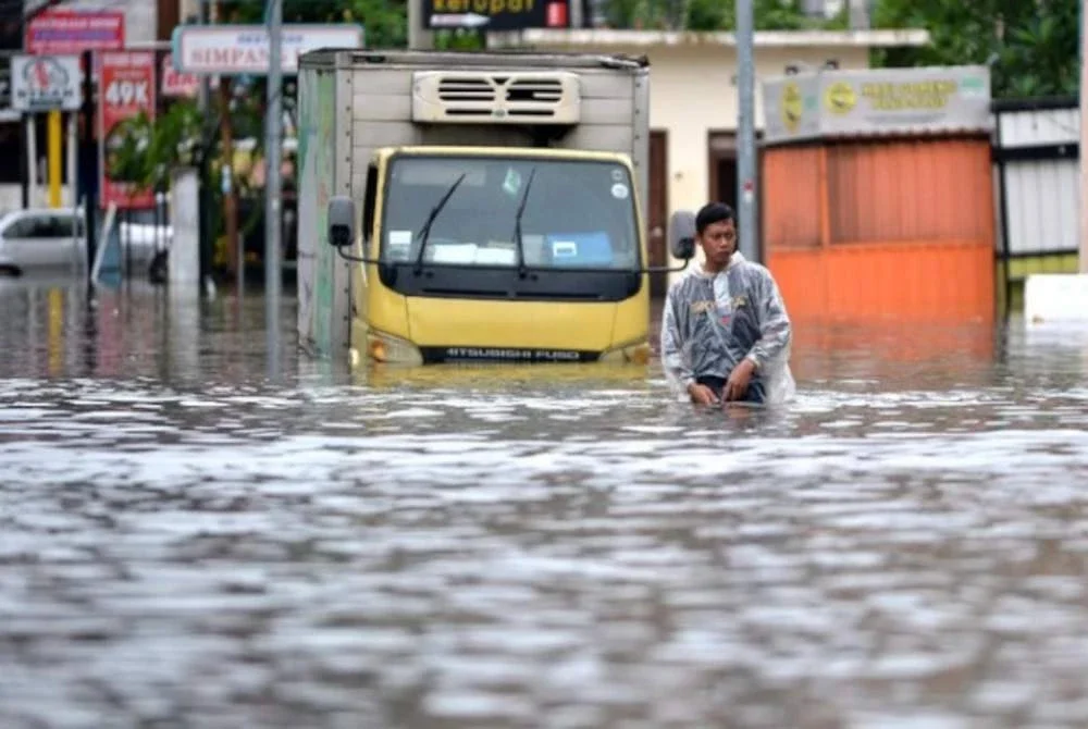 Hujan lebat berterusan sejak malam Selasa mengakibatkan banjir besar melanda beberapa kawasan di Bali termasuk Jembrana dan Kota Denpasar. Foto Agensi