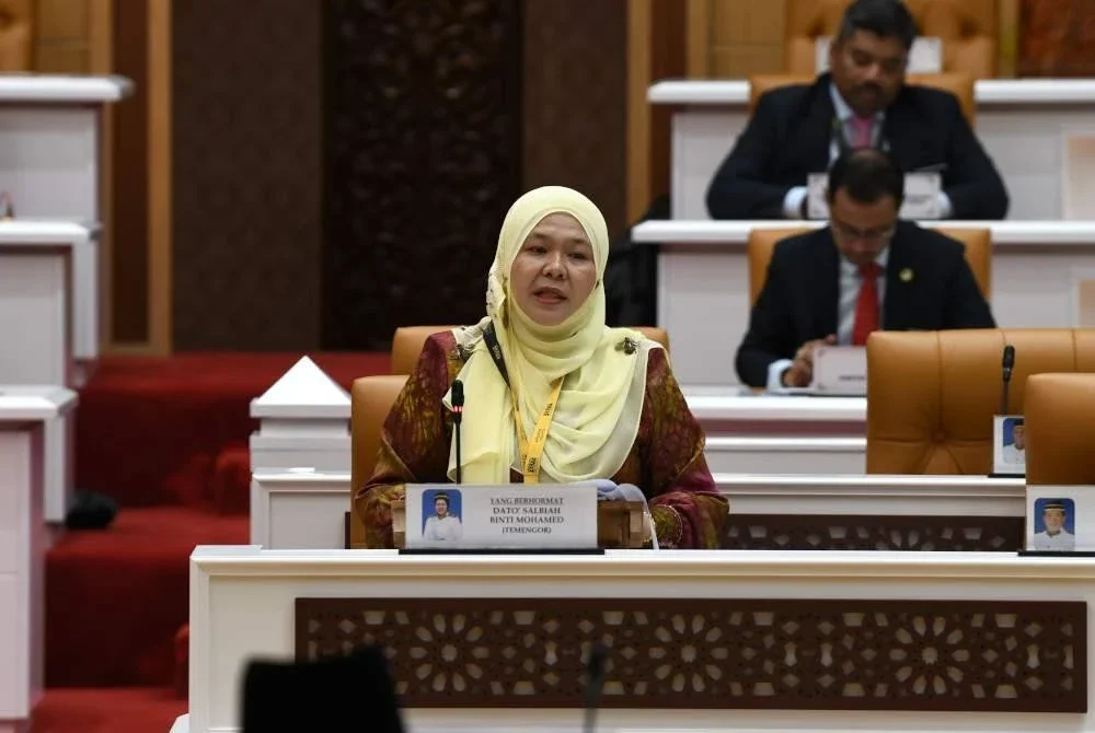 Salbiah ketika menjawab soalan lisan Mohamad Yusri sempena Sidang DUN Perak di Bangunan Perak Darul Ridzuan pada Rabu. Foto ihsan SUK Perak