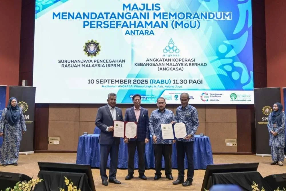 Azam (dua dari kiri) dan Abdul Fattah (dua dari kanan) ketika Majlis Menandatangani MoU Antara SPRM dan Angkasa pada Rabu.