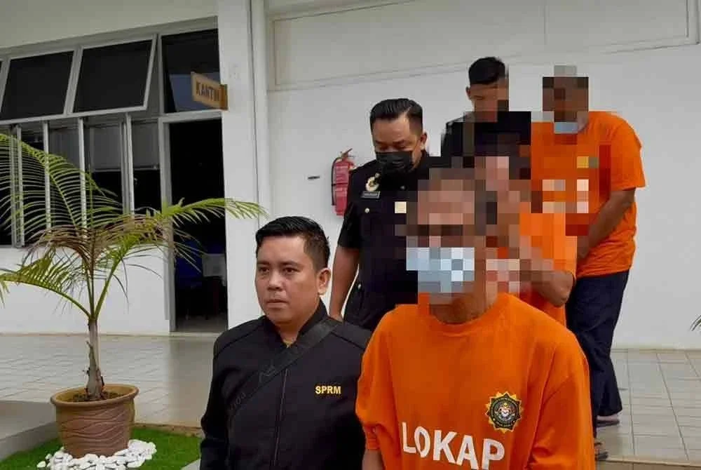 Lima individu termasuk tiga penjawat awam direman enam hari bagi membantu siasatan berhubung kes tuntutan palsu membabitkan bekalan lembu betina bernilai kira-kira RM400,000. - Foto SPRM Johor