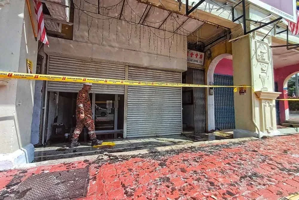 Pasukan bomba sedang melakukan kerja- kerja Forensik kebakaran di rumah kedai dua tingkat yang terlibat di Jalan Mahkota pada Rabu. Foto: Sinar Harian