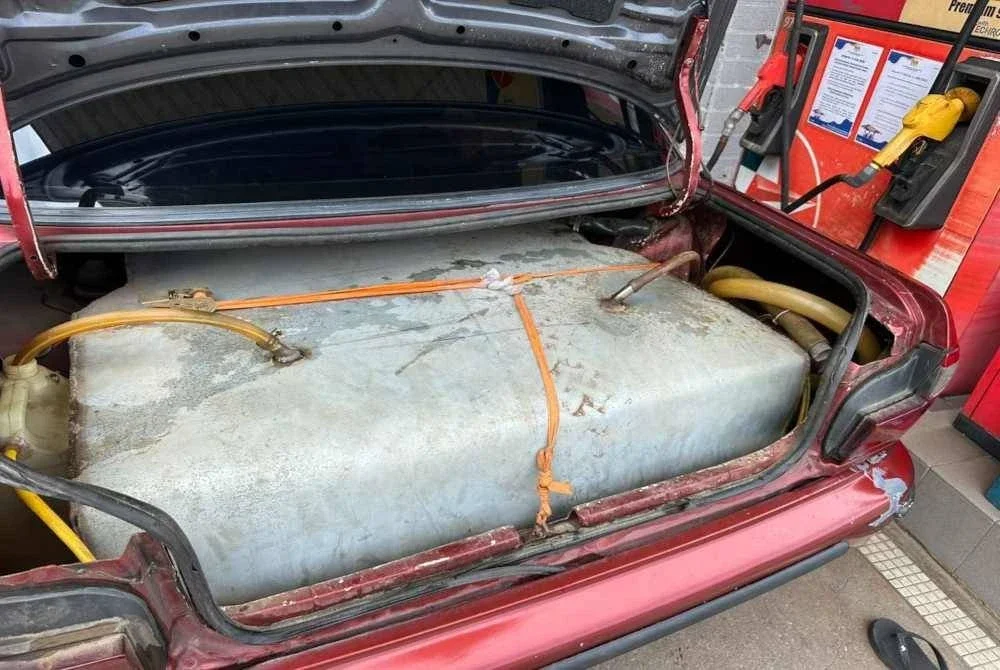 Tangki tambahan yang diubah suai pada salah satu kenderaan disita dalam satu operasi khas di sekitar Wakaf Bharu, Tumpat pada Selasa. Foto KPDN