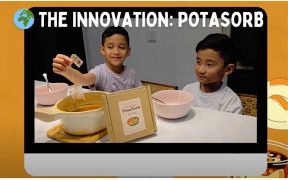 Mohamad Mika dan Aqeef Shareef menunjukkan hasil inovasi mereka, Potasorb yang meraih pingat emas menerusi ciptaan inovasi dinamakan ‘PotaSorb’ pada Virtual Innovation Competition (VIC) 2025 peringkat antarabangsa.