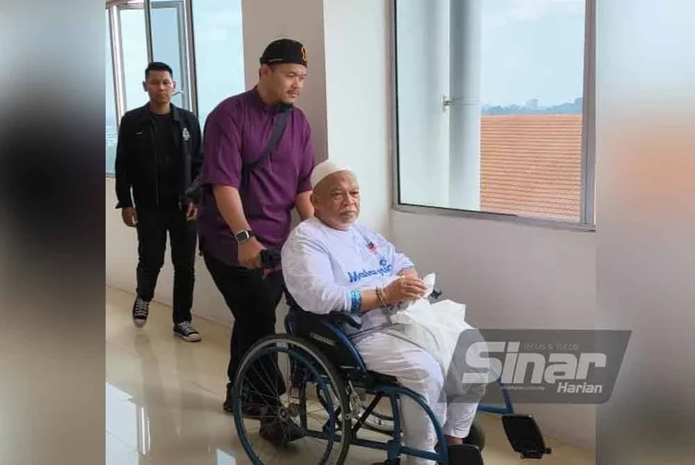 Nasiruddin menggunakan kerusi roda ekoran masalah kesihatan, dibawa ke Mahkamah Sesyen Shah Alam pada Rabu bagi menghadapi lebih 100 pertuduhan pengubahan wang haram bermula 2020 hingga tahun lalu.