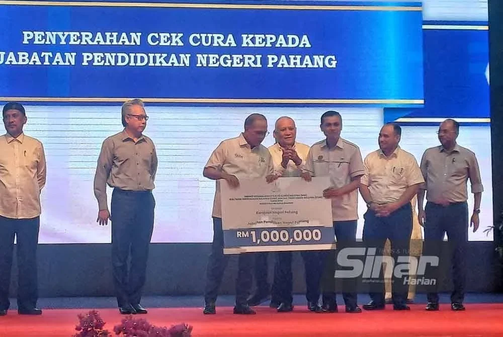 Wan Rosdy (tiga dari kiri) menunjukkan cek cura peruntukan dalam Majlis Penyampaian Insentif SPM, STPM dan STAM 2024 Negeri Pahang di Dewan Jubli Perak, Sultan Haji Ahmad Shah, Kuantan pada Rabu.