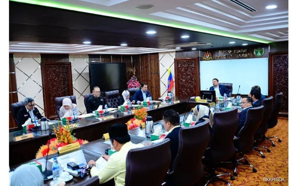 Manndzri mempengerusikan Mesyuarat Jawatankuasa Pembangunan Projek Biofuel Getah di Ibu Pejabat RISDA pada Selasa.