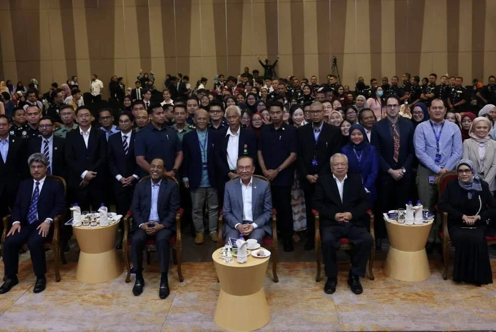 Perdana Menteri, Datuk Seri Anwar Ibrahim (tengah) bergambar selepas pelancaran Persidangan Antarabangsa Sains Sosial dan Kemanusiaan Ke-9 ICOSH 2025 hari ini. Foto Bernama
