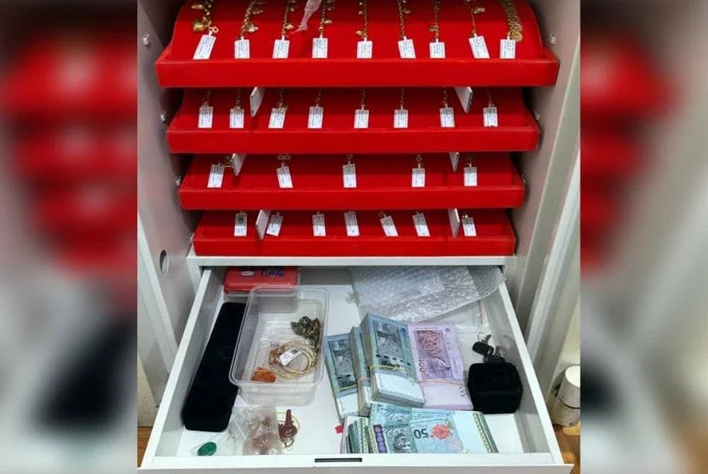 Antara barang kemas dan wang tunai yang disita SPRM.