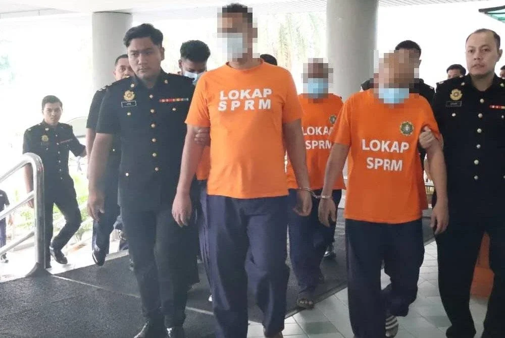 Antara individu yang direman di mahkamah.