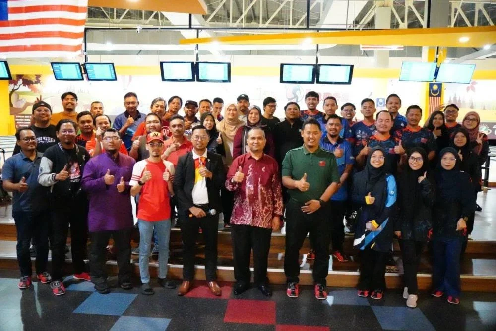ANUAR HAMZAH (lima dari kanan) bergambar kenangan bersama peserta Program Santai Boling PWS Bersama Rakan Media 2025 di Shah Alam baru-baru ini. 