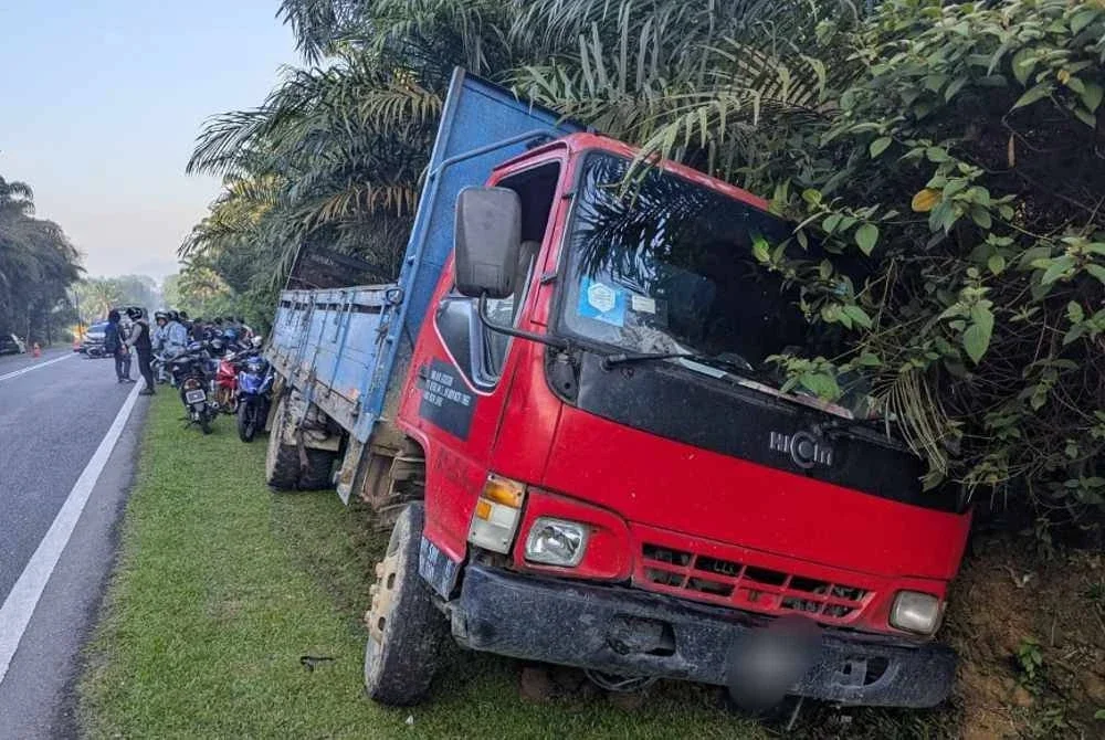 Nahas empat kenderaan di Kilometer 6, Jalan Kulai – Kota Tinggi pada pagi Rabu. - Foto IPD Kulai