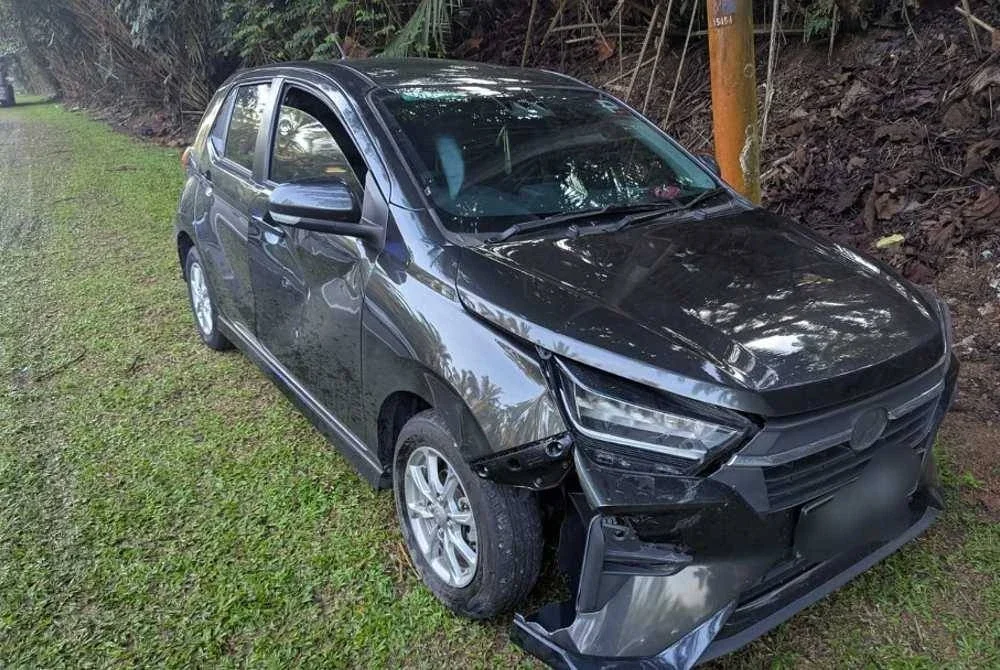 Nahas empat kenderaan di Kilometer 6, Jalan Kulai – Kota Tinggi pada pagi Rabu. - Foto IPD Kulai