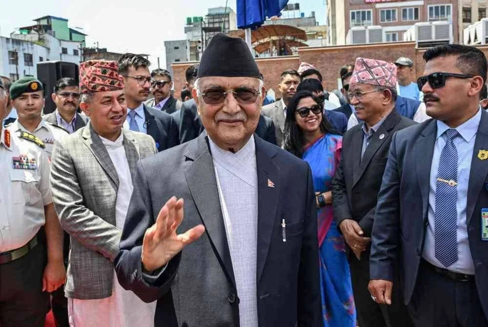 Perdana Menteri Nepal, KP Sharma Oli (tengah).