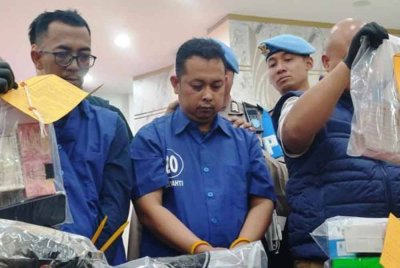 Pelaku sering merungut tentang gajinya yang didakwa tidak mencukupi untuk menanggung isteri dan dua anaknya. - Foto Agensi