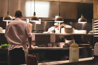 Sebagai penyedia makanan yang waras, wajiblah utamakan kebersihan kerana ia adalah faktor pelaris paling utama. Gambar hiasan