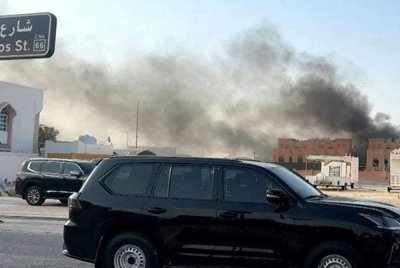 Kepulan asap kelihatan akibat letupan dipercayai berpunca daripada serangan Israel ke atas pemimpin Hamas. - Foto: AFP