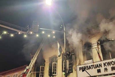 Kebakaran pada Selasa melibatkan tiga kedai di Jalan Mahkota, Kuantan menyebabkan salah sebuah hampir musnah sepenuhnya.