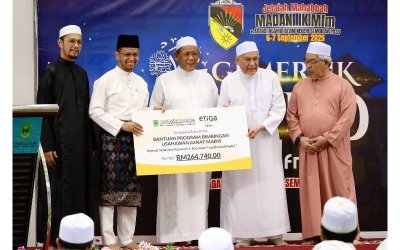 Etiqa Takaful menyampaikan sumbangan zakat kepada MAINS untuk bantuan program bimbingan usahawan asnaf MAINS dengan melantik Malaysia Research and Education Foundation (MyREF) sebagai perunding