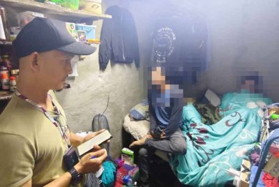 Kedua-dua yang ditahan disyaki berkhalwat di sebuah pondok belakang rumah dalam serbuan di Kulim, awal pagi Rabu.