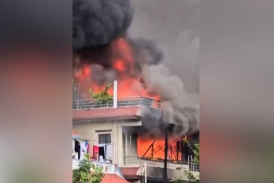 Asap kelihatan dari kebakaran di kediaman bekas Perdana Menteri Nepal, KP Sharma Oli, di Kathmandu, 9 September 2025. AFP