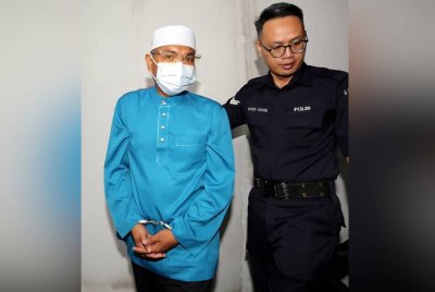 Muhamad Azian dihadapkan ke Mahkamah Sesyen Ipoh pada Rabu atas 16 pertuduhan pecah amanah membabitkan jumlah keseluruhan RM30,250 sejak enam tahun lalu.