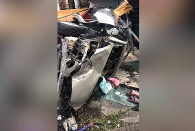 Kereta jenis Toyota Corolla Altis dinaiki sepasang suami isteri terbabas dan terbalik mengakibatkan seorang maut akibat tersepit di tempat duduk pemandu. Foto Bomba Perak