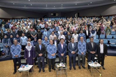 Azam (tengah) bergambar bersama warga Angkasa selepas Majlis Memeterai MoU pada Rabu.