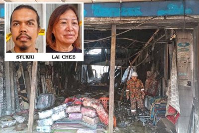 Keadaan salah sebuah rumah kedai yang terbakar.