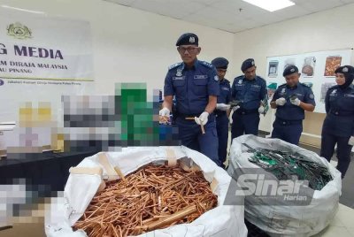 Rohaizad (kiri) menunjukkan copper scrap yang ditemui di dalam lima buah kontena di Pelabuhan NBCT pada 22 Julai lalu.