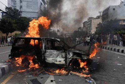 Keadaan kereta musnah akibat protes ganas melanda Nepal. Foto: Reuters