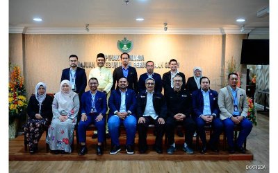 Manndzri (duduk, empat dari kiri) bersama jawatankuasa sempena Mesyuarat Jawatankuasa Pembangunan Projek Biofuel Getah di Ibu Pejabat RISDA pada Selasa.