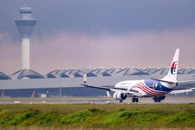 Aliran trafik penumpang di KLIA menggambarkan peningkatan kemasukan pelancong ke Malaysia. - Gambar hiasan