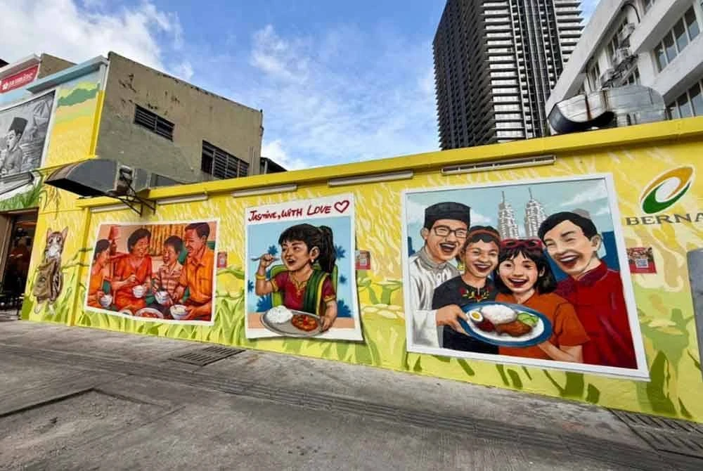 Pengunjung KL Free Car Sunday boleh bergambar di mural interaktif Jasmine yang terletak di Jalan Kamunting, Kuala Lumpur.