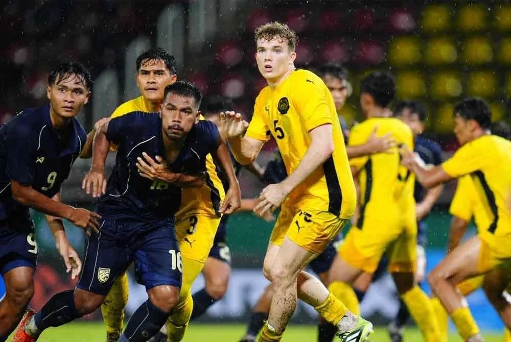 Fergus Tierney (kanan) antara pemain yang mendapat kritikan peminat selepas skuad B-23 tunduk kepada Thailand dalam perlawanan terakhir Kumpulan F di Stadium Thammasat pada Selasa malam.